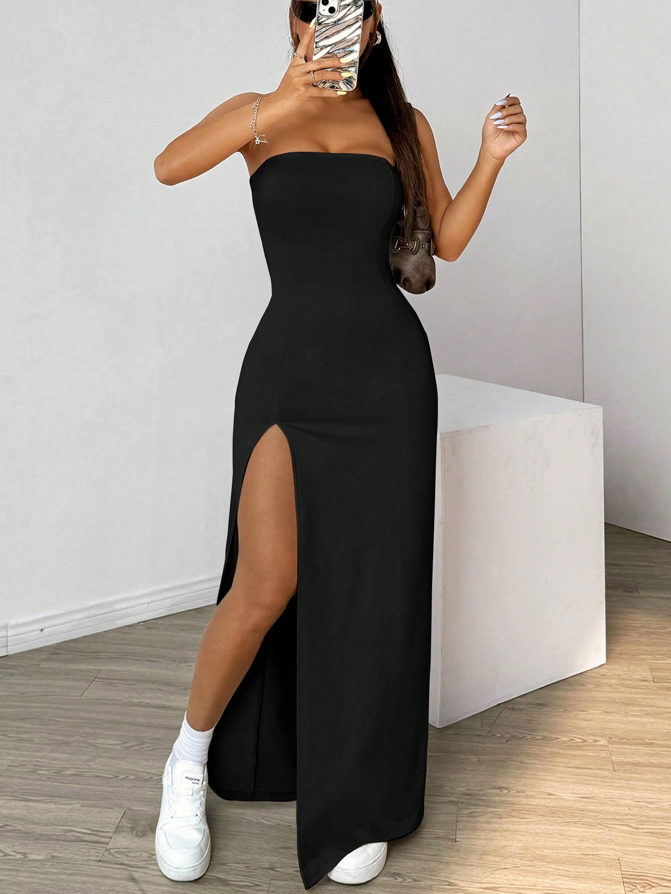 Robe Noire Fendue Élégance Parisienne
